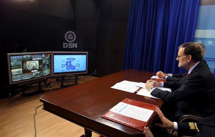 Rajoy durante el mensaje de Navidad por videoconferencia a los militares españoles en el extranjero / EFE