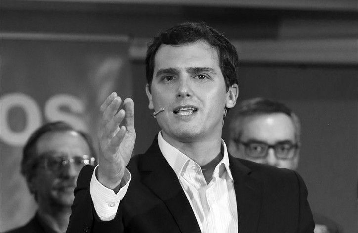 GRA552. MADRID, 03/12/2015.- El candidato en la presidencia del Gobierno de Ciudadanos, Albert Rivera (c), durante el acto de inicio de campaña para laso elecciones generales celebrado esta noche en Madrid. EFE/J.P. Vago