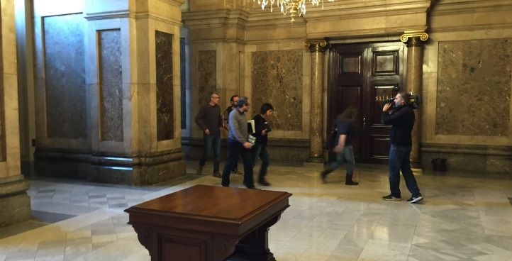 Els diputats de la CUP fugint de la premsa/QS