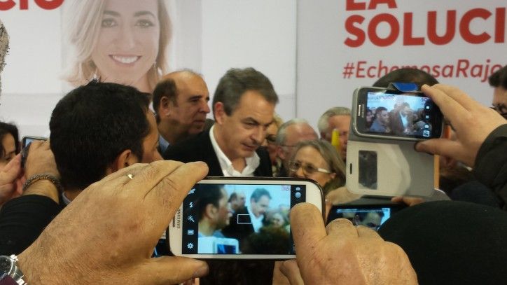 Zapatero, fotografiado por sus seguidores al acabar el acto en Sabadell / PC
