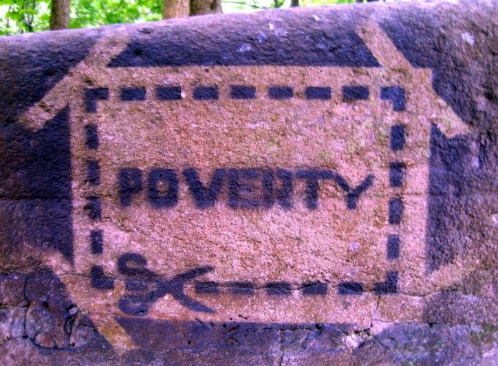 Campaña contra la pobreza en un bosque.