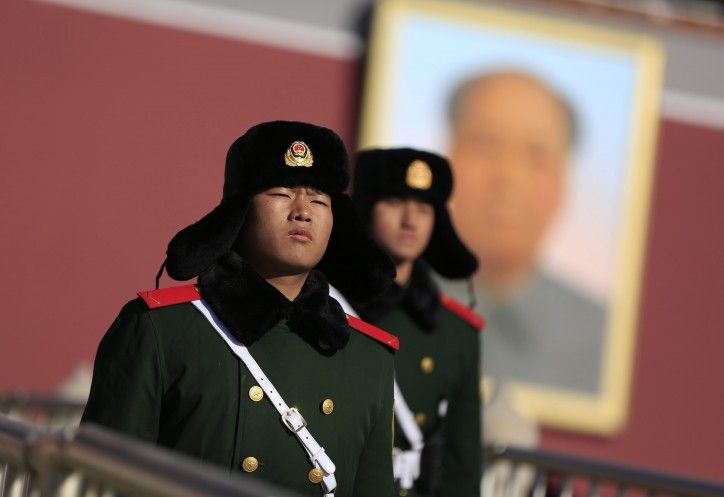 HHY02. Beijing (China), 17/01/2016.- Chinese People's Liberations Army (PLA) soldiers stand guard in front the Forbidden City in Beijing, China, 17 January 2016. China stressed its 'rock-firm' commitment to its territorial integrity 17 January after Taiwan's pro-independence opposition, Democratic Progressive Party (DPP), won a decisive election victory. DPP's leader Tsai Ing-wen became the first female President of Taiwan on 16 January and promised to uphold the island's sovereignty. Beijing warned that it would 'resolutely oppose any form of secessionist activities seeking Taiwan independence' in a statement from China's Taiwan Affairs Office. (Elecciones) EFE/EPA/HOW HWEE YOUNG