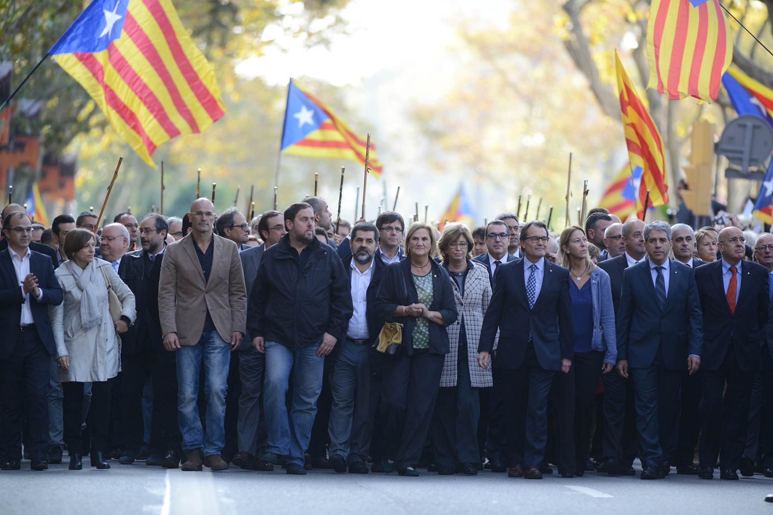 Mas, acompanyat per membres del Govern i líders de JxSí anant a declarar per la querella del 9-N / Sergi Alcàzar