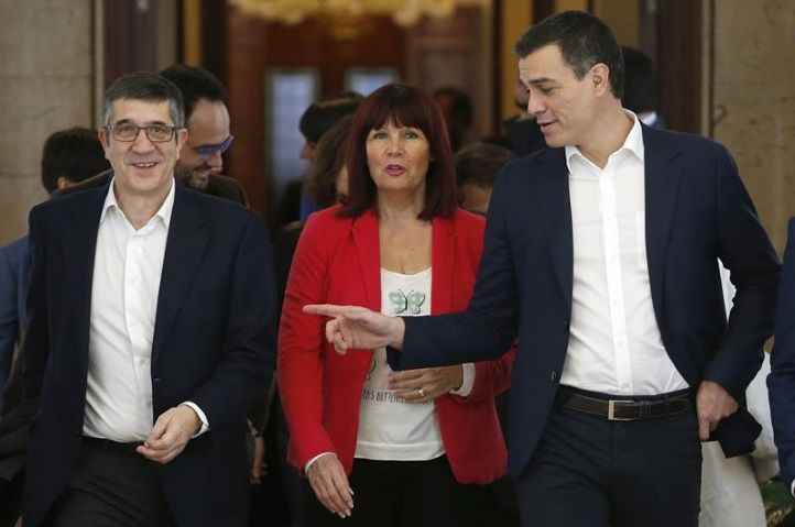 Pedro Sánchez señala a Patxi López, futuro presidente del Congreso / EFE