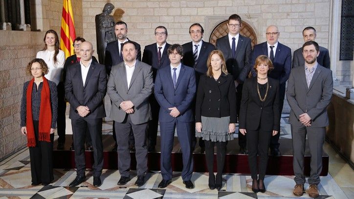 Barcelona / 18-01-16 / El Equip de Govern posa per la foto de rigor després de la presa de possessió del Govern de la Generalitat de Catalunya. / Foto: Sergi Alcàzar