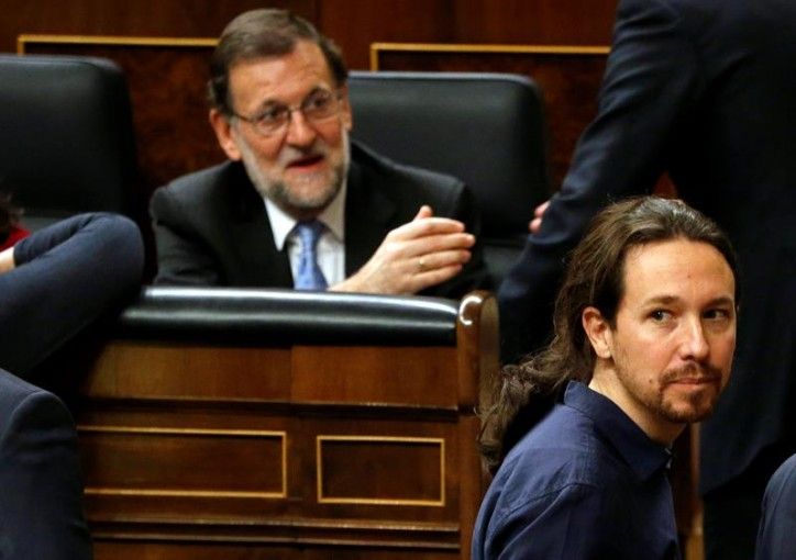 Iglesias pasa ante Rajoy en el pleno de constitución de las Cortes / EFE