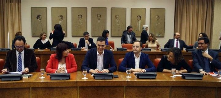 El grup parlamentari socialista reunit al Congrés / EFE.