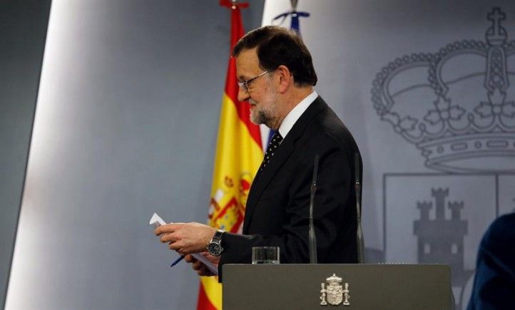 Como ya anunció después de la reunión con el Rey, Rajoy reitera que mantiene su candidatura / EFE.