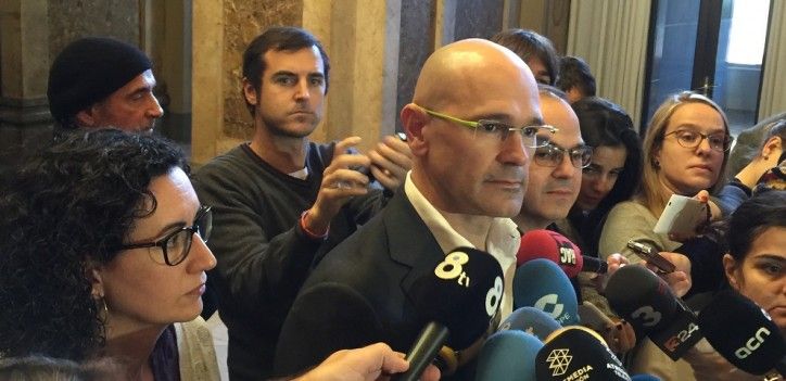 Romeva, a la roda de premsa als passadissos del Parlament/QS