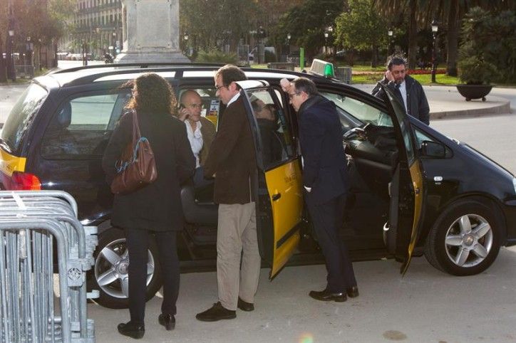 Miembros de JxSí en el taxi que los llevó a la cita con la CUP / EFE