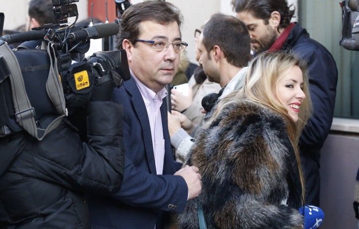 GRA004. MADRID, 30/01/2016.- El presidente de Extremadura, Guillermo Fernández Vara, a su llegada a la reunión del Comité Federal del PSOE en la sede del partido en la calle Ferraz, en Madrid. EFE/Paco Campos