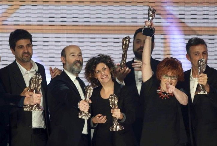 Alguns dels premiats mostren els seus guardons al final de la gala / EFE 