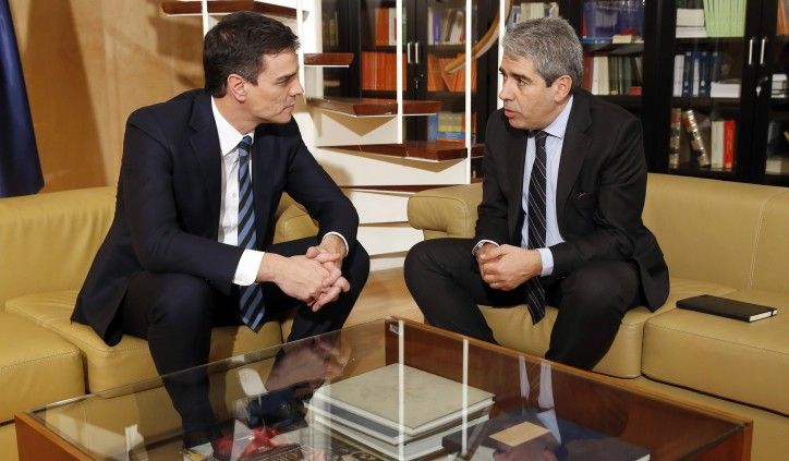 GRA409. MADRID, 16/02/2016.- El secretario general del PSOE, Pedro Sánchez (i), durante la reunión con el líder de Democràcia i Llibertat (DiL), Francesc Homs, hoy en el Congreso de los Diputados, dentro de la ronda de contactos del líder socialista con los grupos parlamentarios antes de someterse a la sesión de investidura, fijada para el 2 de marzo. EFE/J.J.Guillen