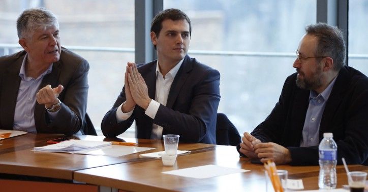 GRA090 MADRID 24/2/2016.- El líder de Ciudadanos, Albert Rivera (c), el portavoz paralamentario, Juan Carlos Girauta (d), y el secretario general, Matías Alonso, durante la reunión de la Ejecutiva Nacional del partido hoy en Madrid. EFE/Juan Carlos Hidalgo