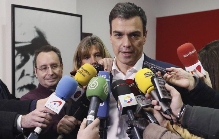 GRA019 POZUELO DE ALARCON (Madrid), 27/2/2016.- El secretario general del PSOE, Pedro Sánchez, contesta a las pregunta de los periodistas a su salida de la Agrupación Socialista de Pozuelo de Alarcón, tras despositar su voto en la consulta a los militantes socialistas sobre el acuerdo firmado con Ciudadanos para intentar formar gobierno.EFE/Fernando Alvarado