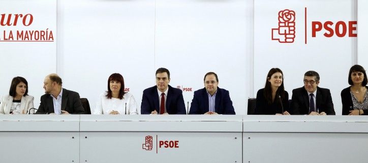 GRA021 MADRID, 24/02/2016.- El secretario general del PSOE, Pedro Sánchez, (c), junto a su equipo, al inicio de la reunión de la Comisión Ejecutiva Federal que pretende aprobar los acuerdos para un gobierno progresista y reformista y convocar la consulta a la militancia para que se pronuncien sobre los pactos. EFE/Sergio Barrenechea