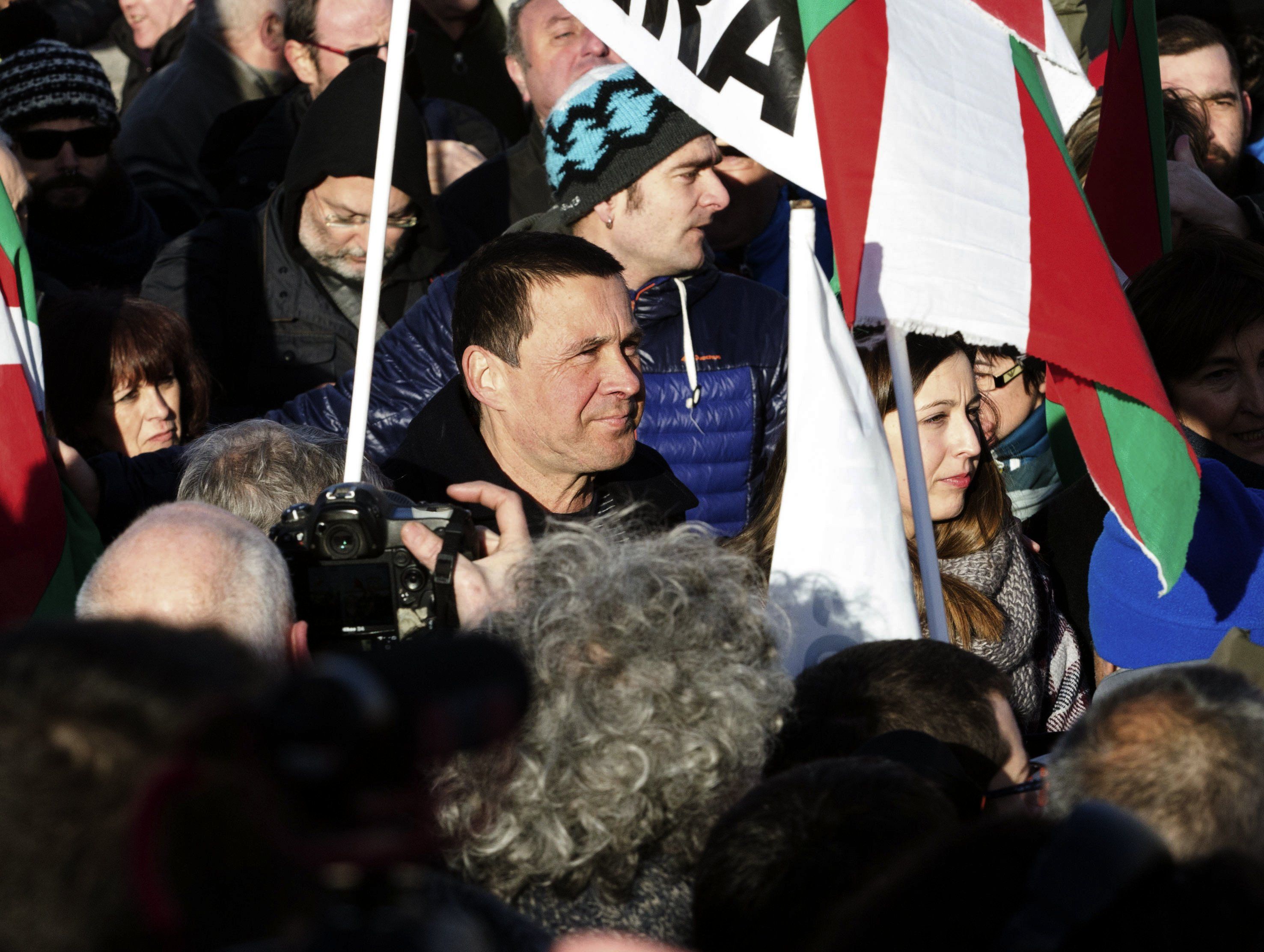 GRA027. LOGROÑO, 01/03/2016.- El exdirigente de la izquierda independentista vasca Arnaldo Otegi (c) ha abandonado hoy la prisión de Logroño después de seis años y medio encarcelado por tratar de reconstruir el ilegalizado partido Batasuna, considerado entonces el brazo político de ETA. EFE/Abel Alonso